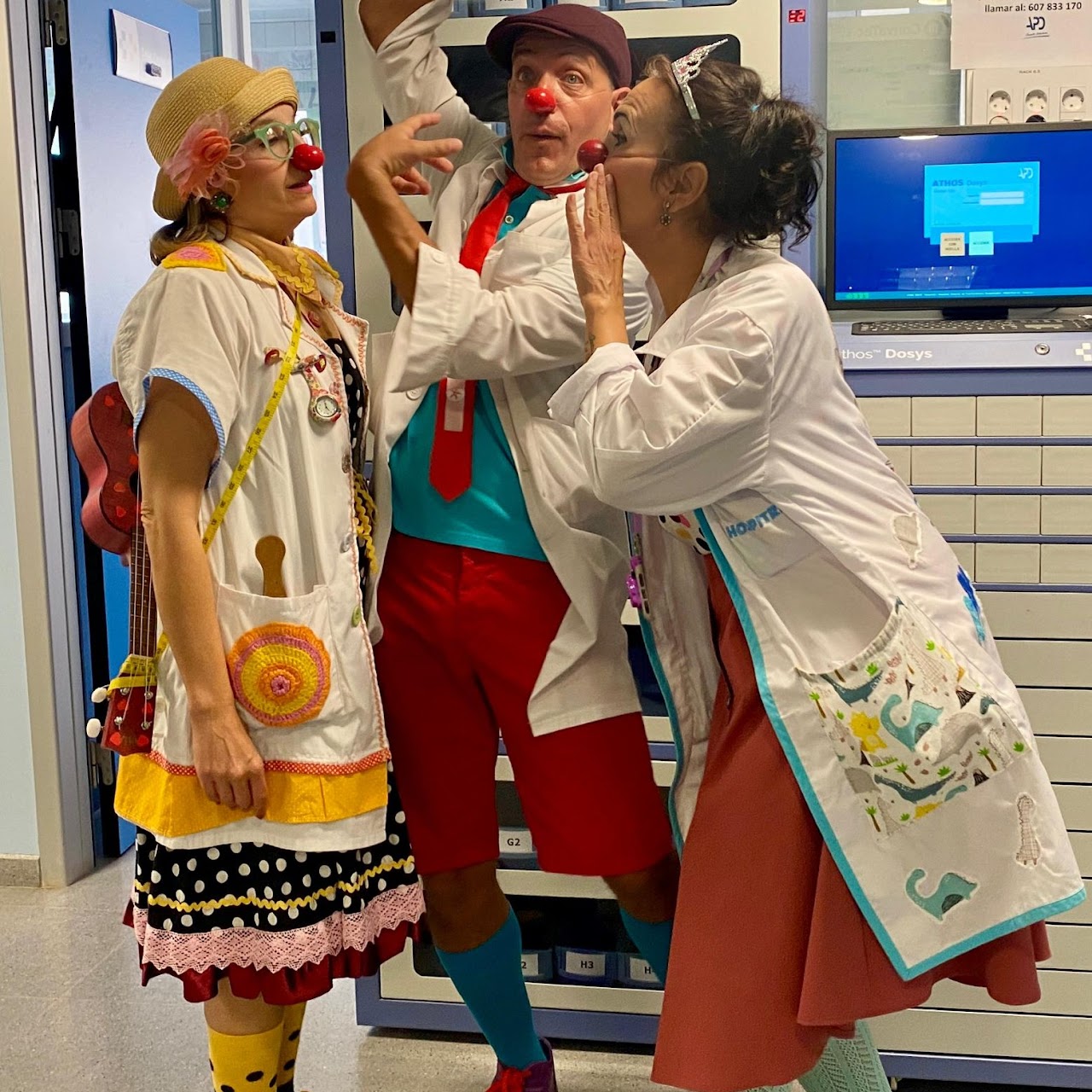 Tres integrantes de Hospitran en el hospital